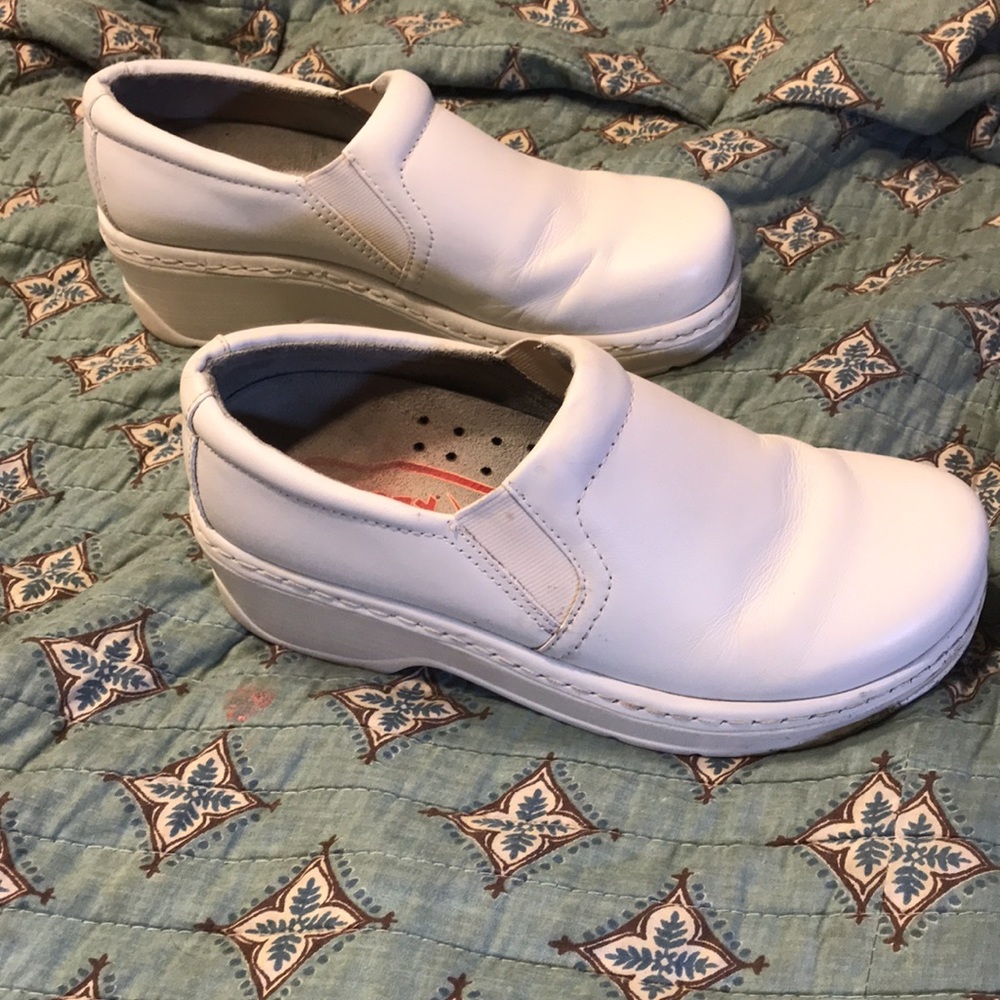 White KLOGS Nursing shoes. Shoes run a bit large. - Picture 3 of 11